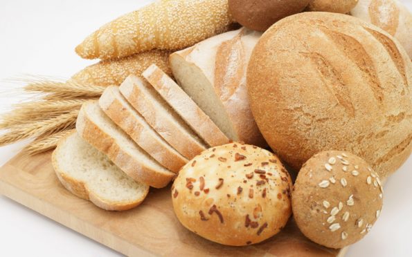 Какое сырье используют при выпечке простого пшеничного хлеба: основные ингредиенты и их роль
