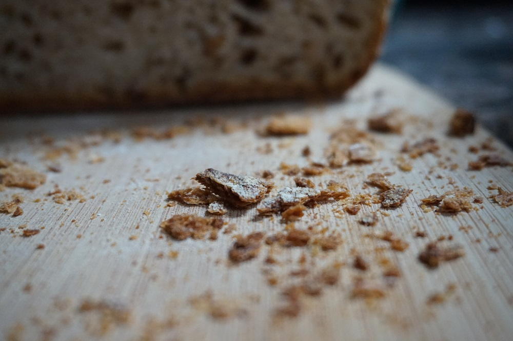 Почему хлеб крошится на второй день после выпечки в духовке: научное объяснение