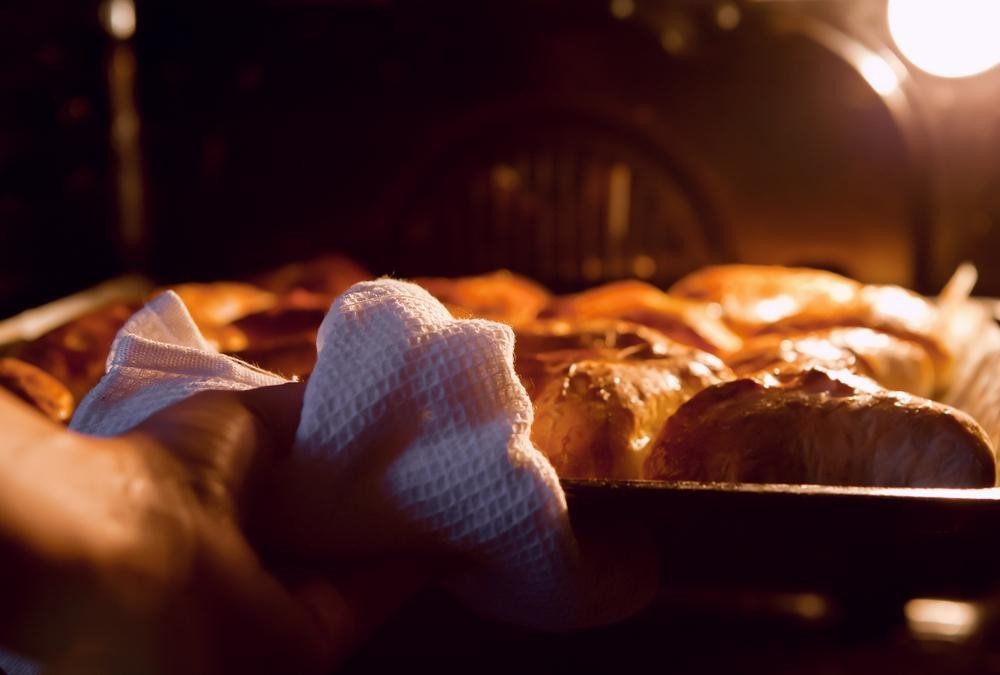 Почему дрожжевое тесто трескается в духовке при выпечке: причины и способы предотвращения