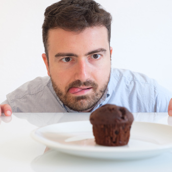 Психология сильного тяготения к сладостям и выпечке: причины и способы контроля