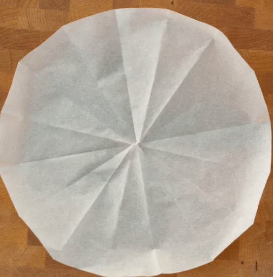 Как быстро и легко вырезать бумагу для выпечки в круглую форму: готовьте без лишних затрат времени и усилий!
