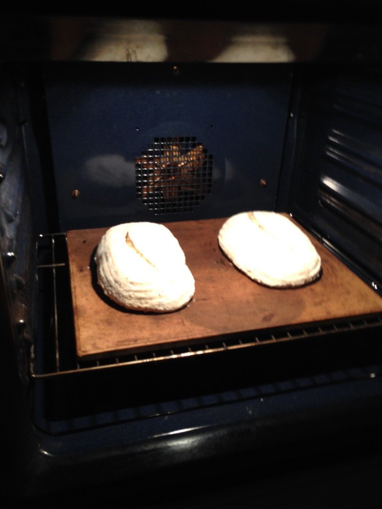 Покрытие и установка формы для выпечки хлеба