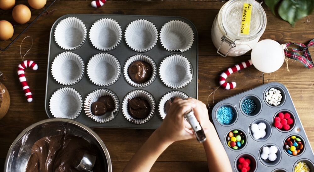 Силиконовая форма для выпечки кексов в духовке: правила использования и особенности